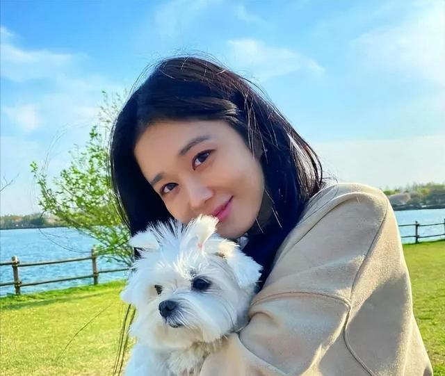 被封禁后回到韩国的张娜拉,时隔15年又一次出现,却让人惊艳不已