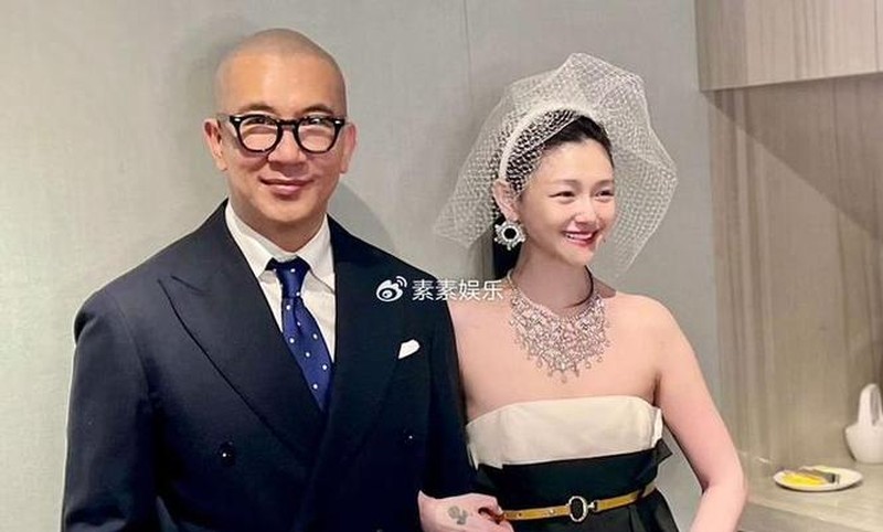 大S会吃醋吗？汪小菲晒全家福，小梅牵着玥儿的手灿笑