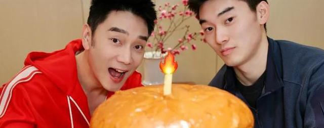 林依轮晒上个世纪结婚照，儿子已25岁，夫妻俩却像吃了防腐剂