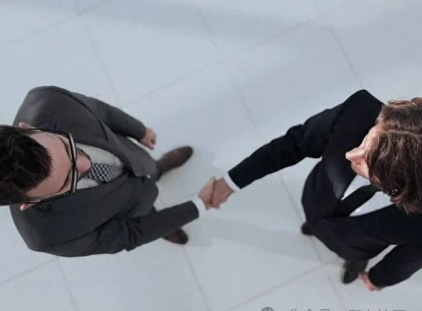 饭局上，你帮领导挡酒，对面说∶“我敬的是领导，你是领导吗？你有什么资格跟我喝？”低情商的只会尴尬一笑