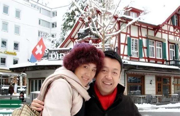 他是央视最帅男主持,三婚娶小10岁歌唱家,如今一家四口其乐融融