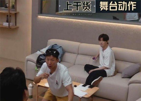 《披哥4》首播!几位专业的歌手愣是比不过一个专业的演员!