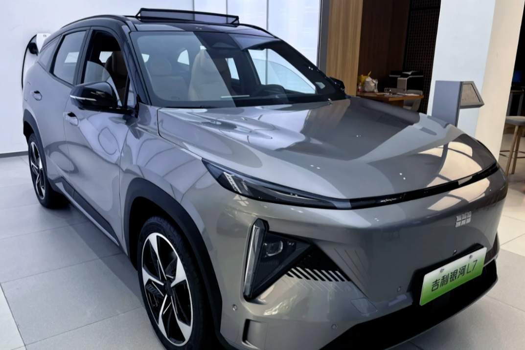 ?9万就能买混动SUV？吉利这招狠，三屏加持爆390匹