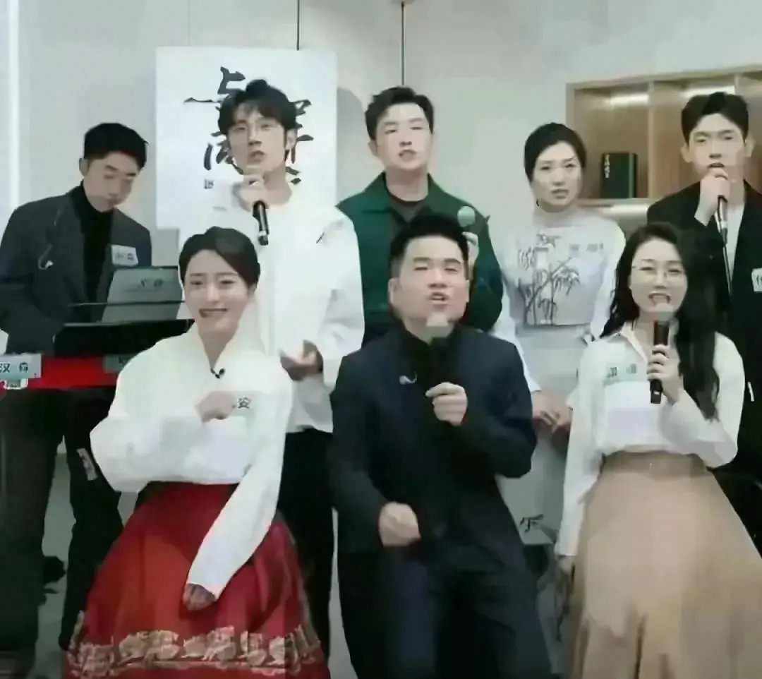 董宇辉变老令人心疼，给员工中秋礼物看出品质，盼盼评价引热议