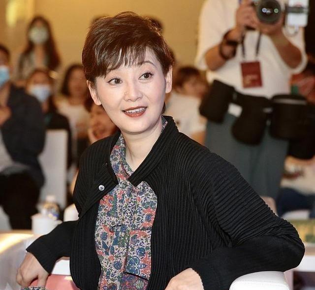 冯小刚的老婆徐帆短发出场,时髦穿搭,黑外套和碎花裙