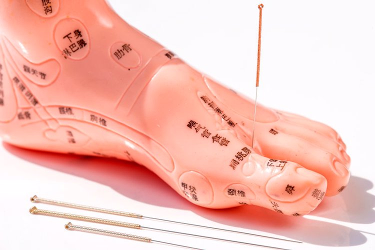 睡觉时喜欢把脚露在外面,有什么用处?医生:经常失眠或与肝有关