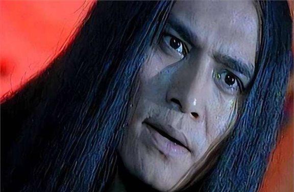 四位曾经火热的演员，如今过气回归普通生活：喂猪放牛、卖菜炒面