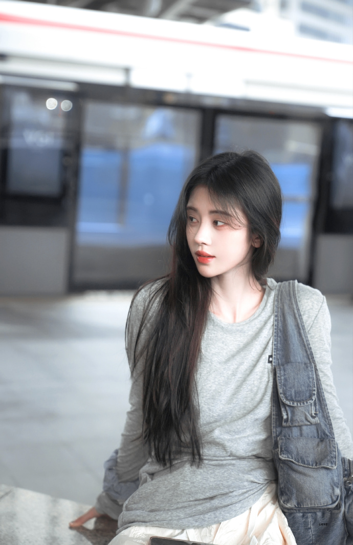 鞠婧祎8大离谱妆容:吐血不敢弄花半永久妆,守丧也要浓妆涂红唇