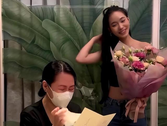 小S母亲节获女儿表白感动落泪,晒妈妈黄春梅,曝光其豪宅很敞亮