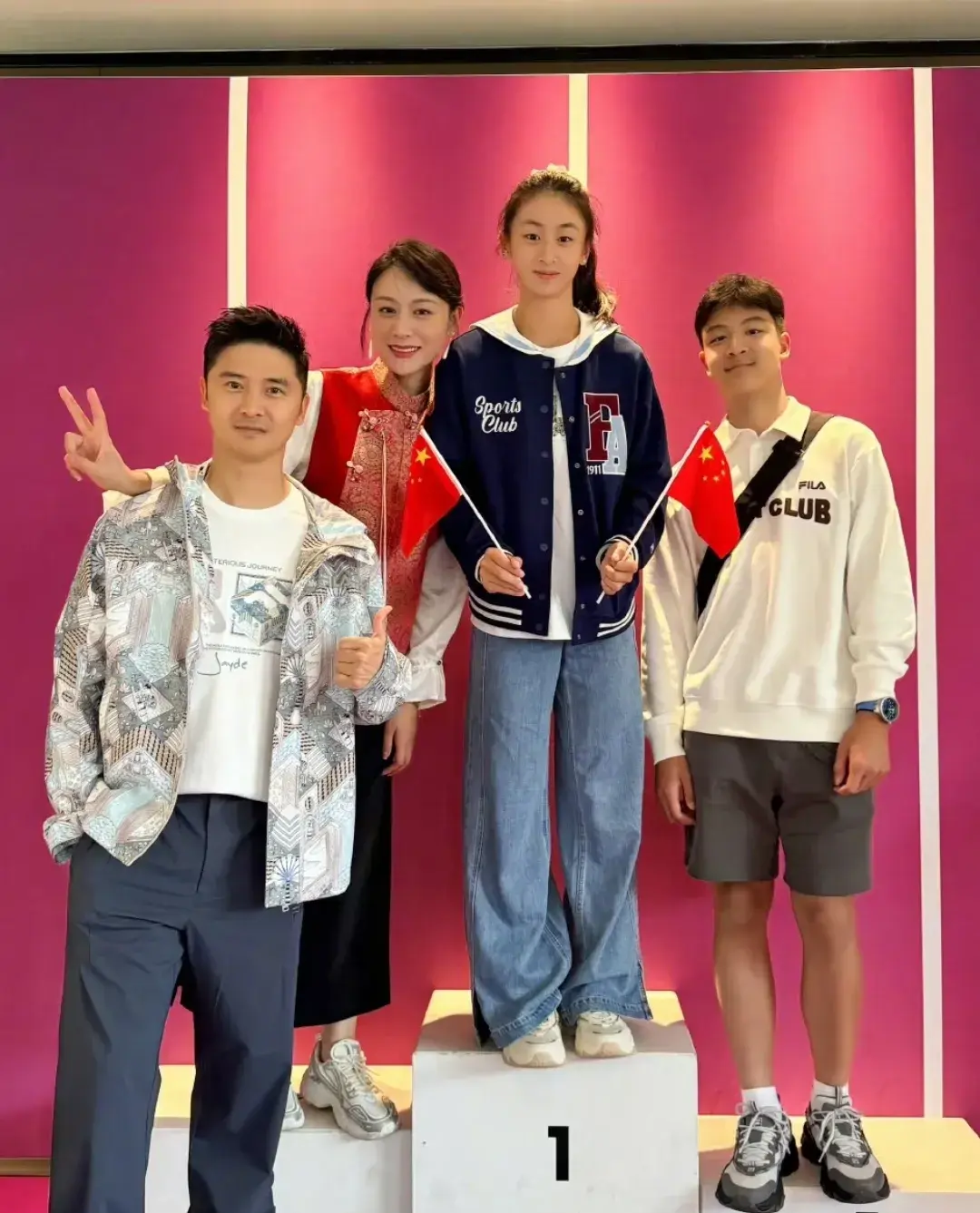 田亮一家巴黎看奥运,姐姐梳马尾气质清丽,12岁弟弟个子好魁梧