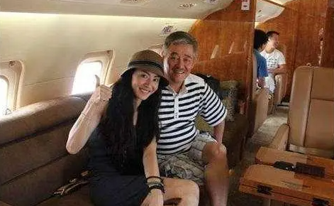 赵本山私人飞机的空姐，条件苛刻身材诱人，年薪更高达数十万！