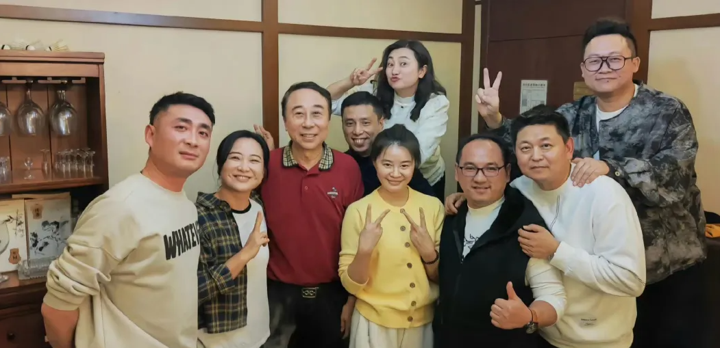 贾玲为恩师冯巩庆生,暴瘦一年后,容貌和状态变化肉眼可见