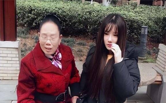 18岁少女辍学直播，刚入行便能月入3万，却反遭母亲指责：不正经