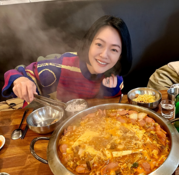 ?小S韩国吃部队锅,自称好吃到流泪,网友:隔壁有美军泔水