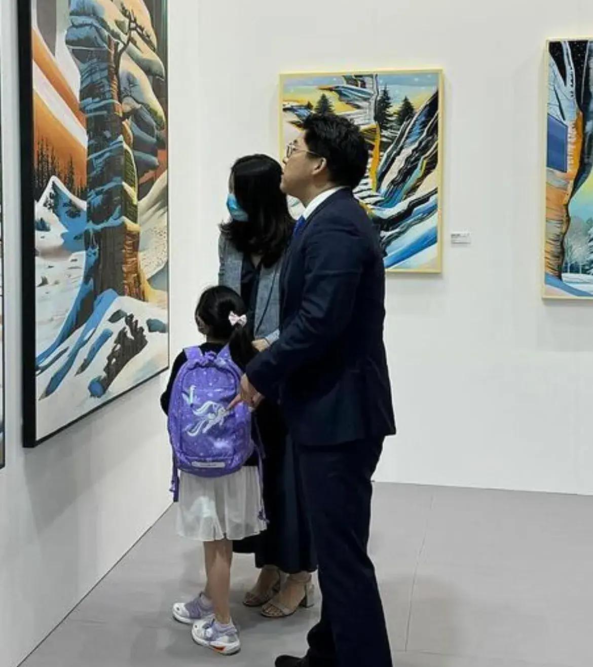 霍启刚郭晶晶带二女儿看画展,霍中妍长高很多,知书达理有气质