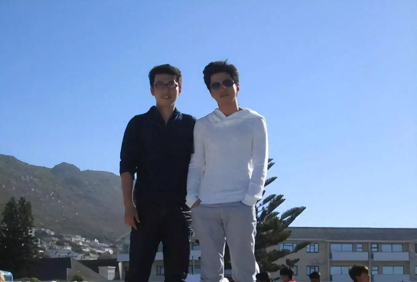 李健夫妇餐厅被偶遇，小腿粗短比例五五分，盯妻子背影满脸嫌弃！