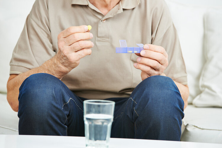 老年人关节不好，吃氨糖是智商税？医生：这2类药物比氨糖有用