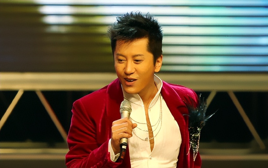 8次登春晚却作死入狱，如今55岁被富婆搂着卖唱，凄惨现状太唏嘘