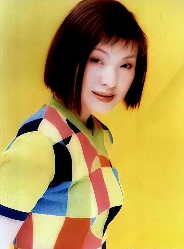 背叛丈夫跟医生相好,转移丈夫12 亿,靠一首歌在春晚爆红的她真狠