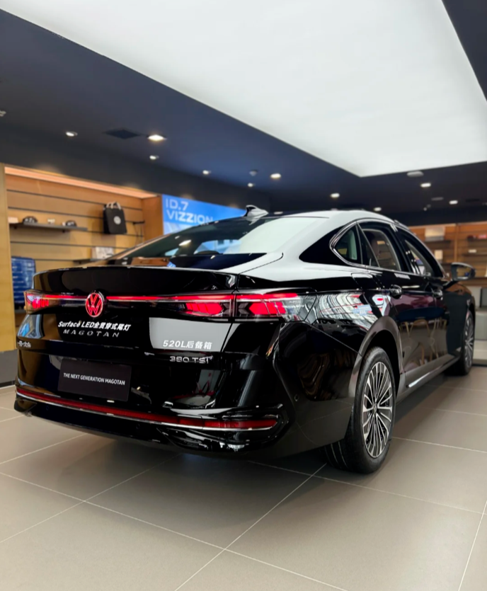 全新大众迈腾降3.5万！13.99万起售价逆势开打，2.0T、7速双离合