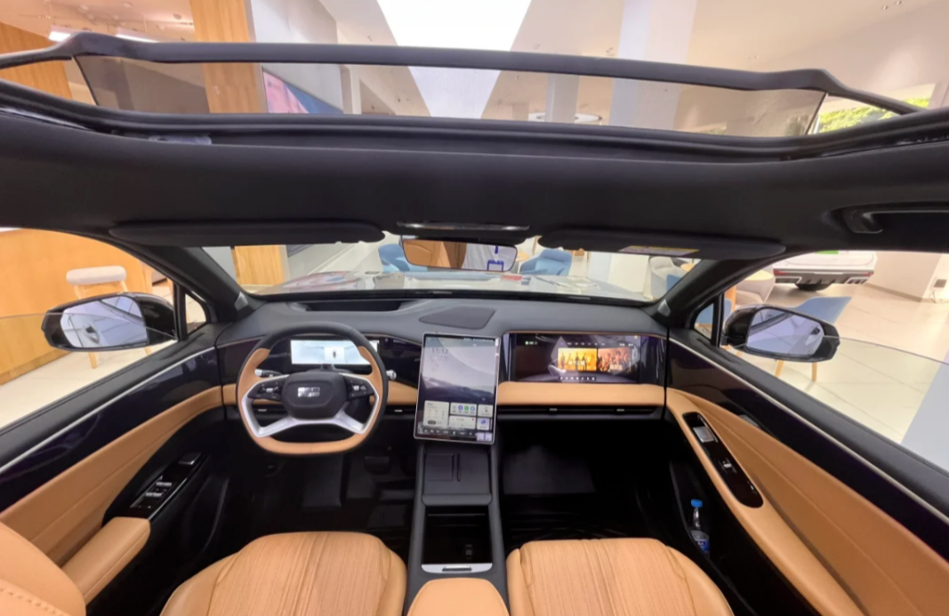 ?9万就能买混动SUV？吉利这招狠，三屏加持爆390匹