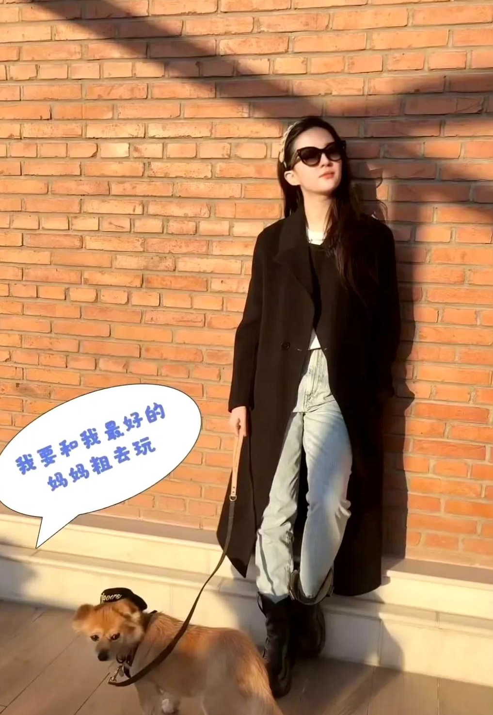 杀疯了！刘亦菲现身哈尔滨，手拿名牌包大秀美腿，颜值惊鸿一瞥