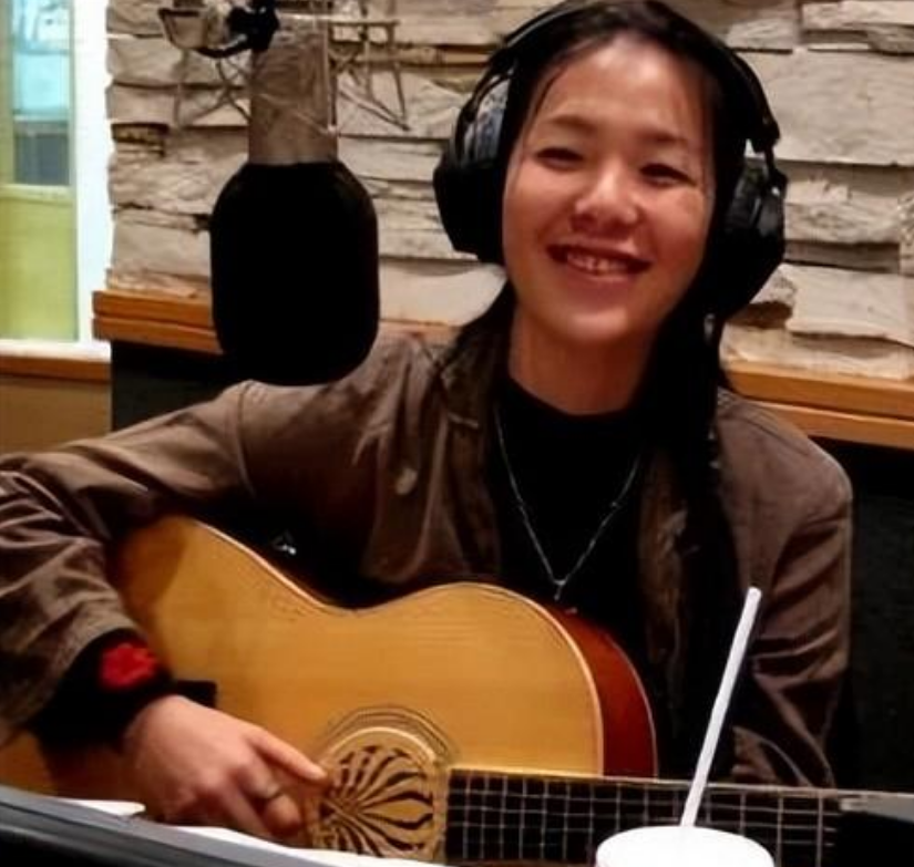 舞台上抽烟,10年不出专辑,归来仍获金曲奖,吴青峰爱了她整整20年?