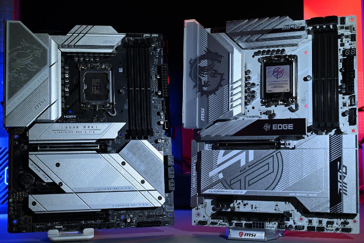 一脚踩爆英特尔的牙膏管：微星Z890刀锋钛开箱，玩命堆新技术？