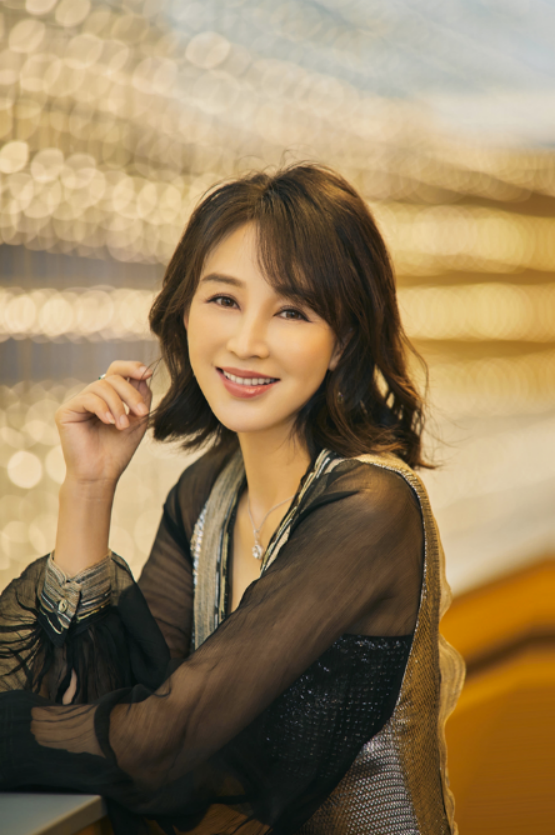 19岁私奔,裸婚住6平米地下室生三胎,今丈夫用7部剧将她捧红