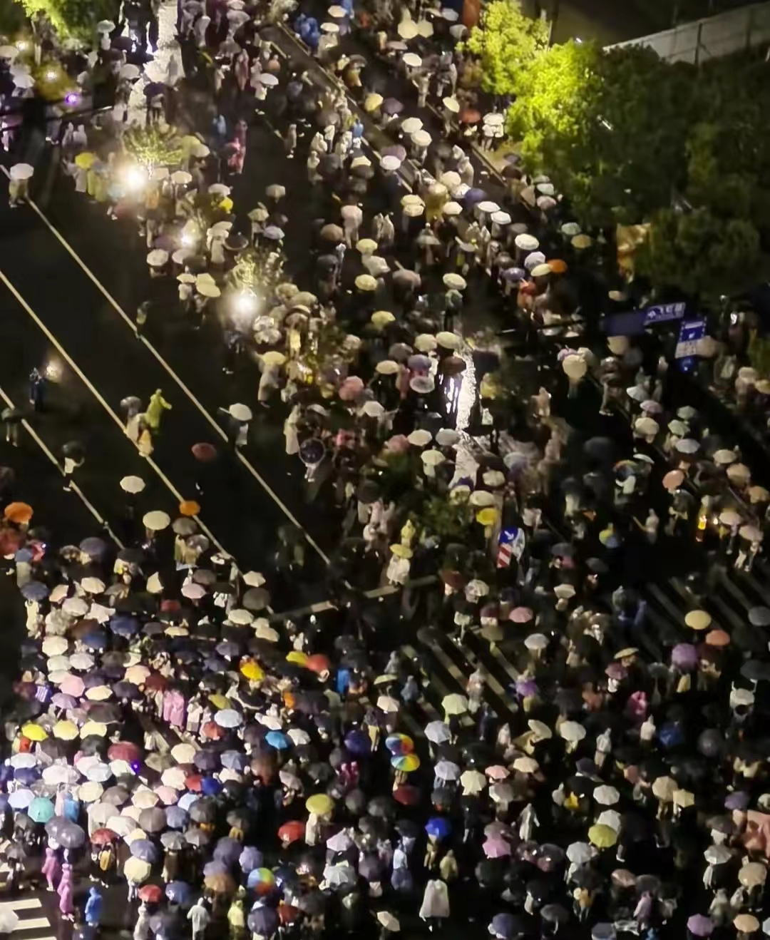 笑麻了,周杰伦问小孩怎么买到演唱会票的,我却笑趴在网友评论区