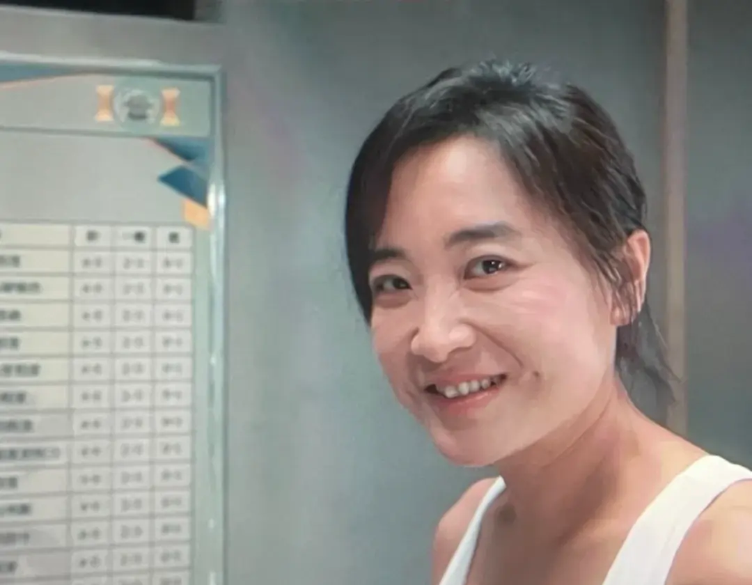 贾玲胖了?最新机场路透照,身材略浮肿?真实状态曝光,藏不住了