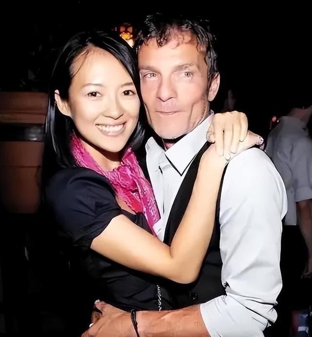 曾经跟章子怡“叠罗汉”的未婚夫Vivi, 现身默多克婚礼,瘦成植物人