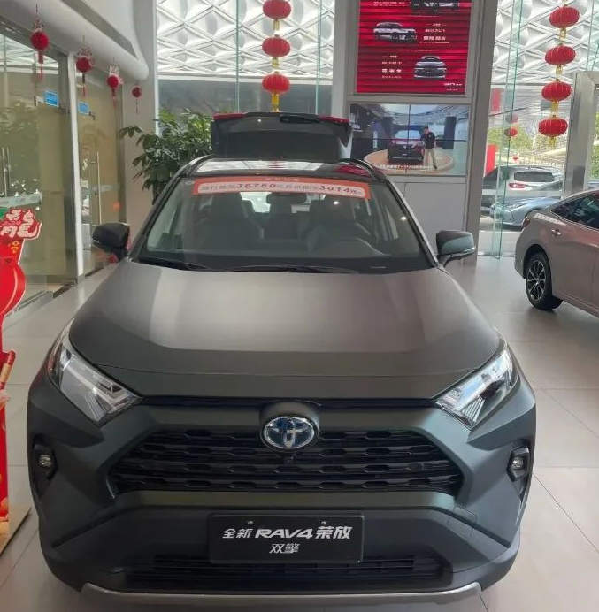 丰田RAV4荣放跌破11万，1公里4毛喝92油，年销18万台
