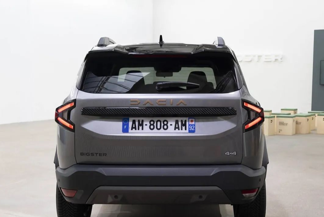 达契亚全新SUV官图，外观很硬朗，能烧油能烧气，还带48V电机