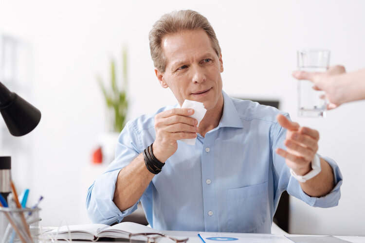 两位心梗患者，一人扎十指放血，一人拨打120，最后怎么样了？