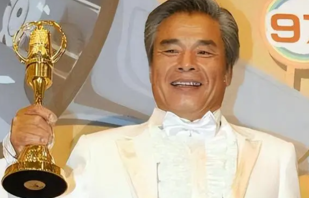 \6个老婆\同住一室，每人每个月7万零花钱，71岁又娶小21岁娇妻