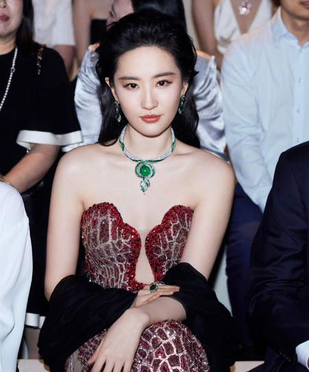 \刘亦菲金鹰奖入围资格遭撤!国籍风波引爆娱乐圈,网友直呼:难以置信!\