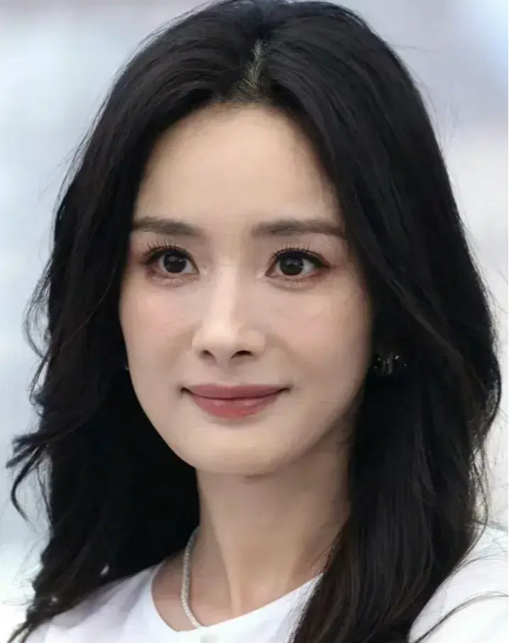 明星怼脸拍生图,无滤镜下的真面目,医美脸还是妈生脸一目了然!