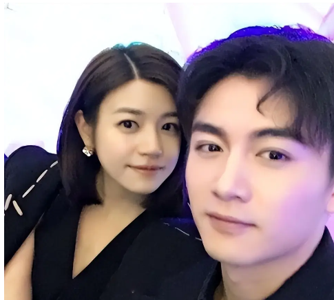 陈晓生日不见陈妍希表示，与另外女生深夜聚餐，对方曾公开表好感