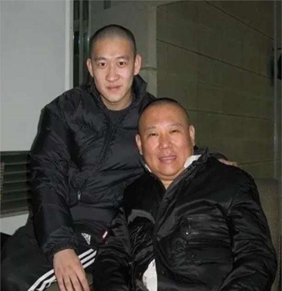 十多年过去了，那个说要帮侯耀文照顾女儿的郭德纲，履行承诺了吗