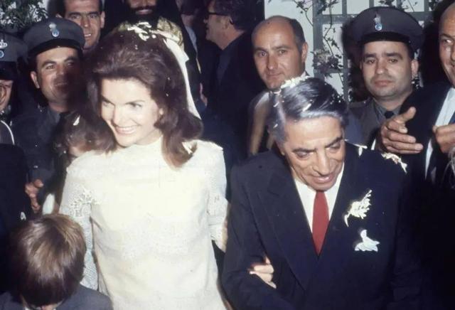 朱莉49岁黑色长裙亮相全场，身材消瘦美艳不输皮特现任