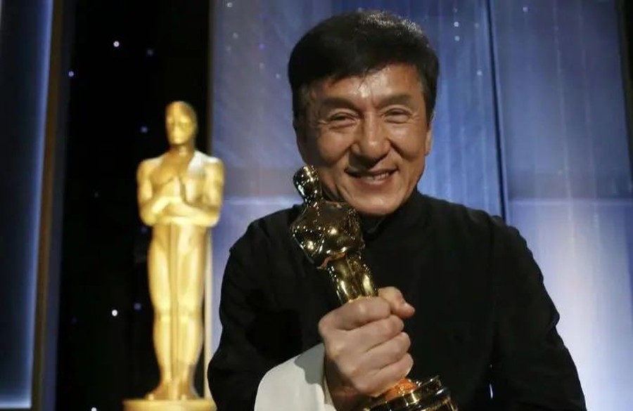 一条新闻,捅破了70岁成龙的“尴尬处境”,谢霆锋没有撒谎..