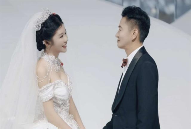 李嘉明小 18 岁妻子住院，账号更改引婚变猜疑，或因小产所致