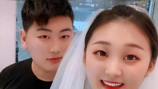 大衣哥升级当爷爷心情好,请粉丝吃烧烤,心情大好开怀畅饮