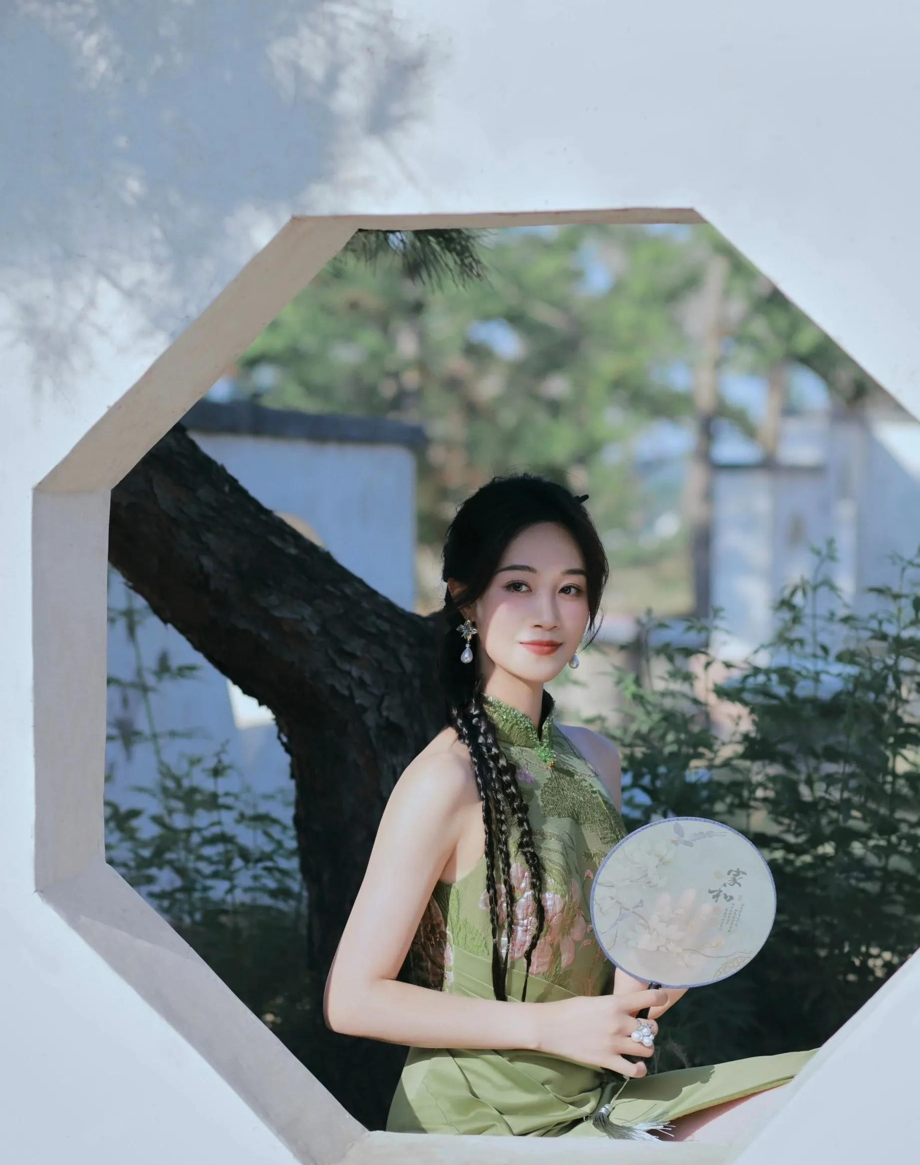 被嘲一脸苦相的蓝盈莹，坚持咬筷子练微笑唇，如今美得不敢相认