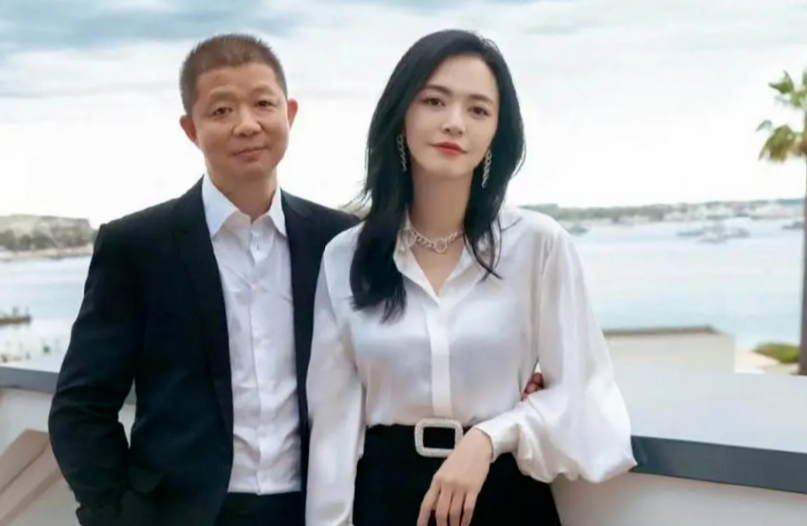 做梦也没想到,姚晨在整理家中衣柜时,意外发现了丈夫曹玉的一个惊天秘密