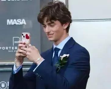 阿汤哥18岁女儿恋爱了！小情侣共赴毕业舞会，少年一头卷发好文艺