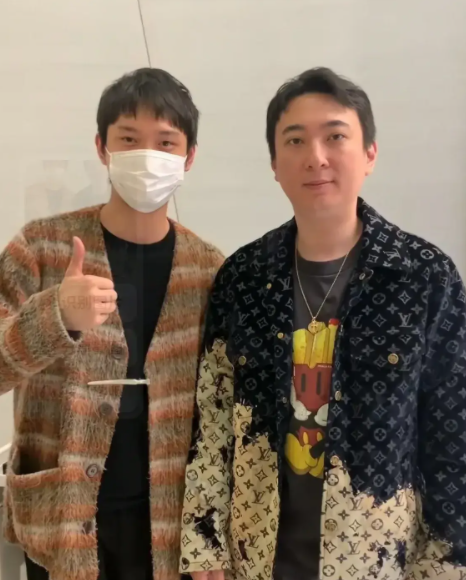 王思聪带新女友理发,花2万块做发型,前台美女看校长眼神“拉丝”