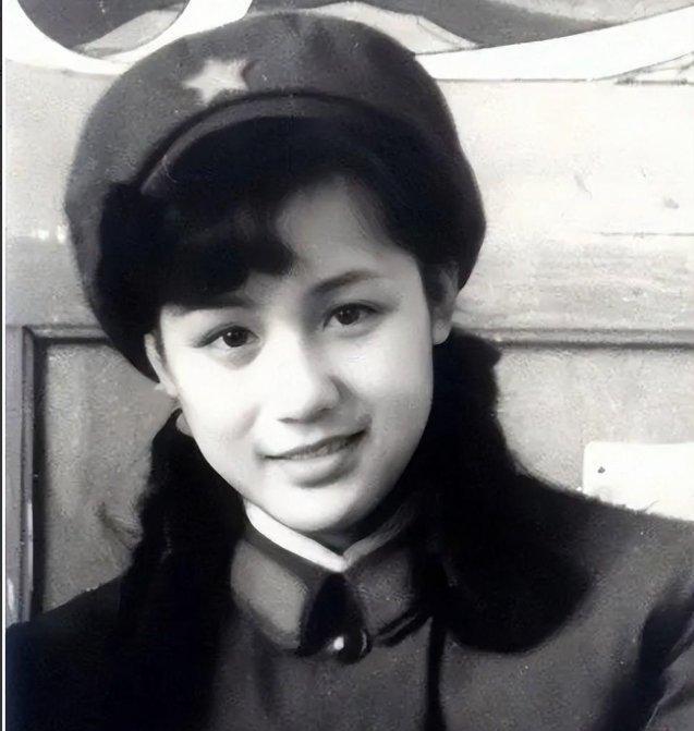 她当初因太美被导演看上,同居27年有名无实,63岁过的怎么样了