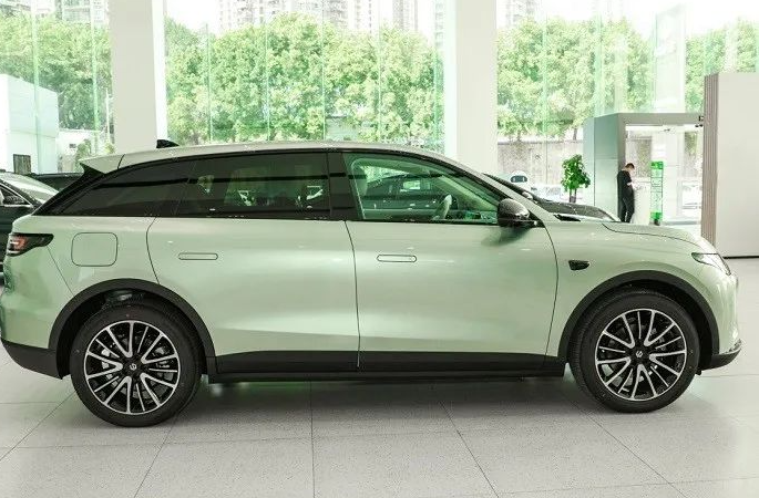 10万的增程SUV，轴距2930mm，家用空间逆天，续航超1100公里！